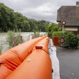 A l'image des la Ville de Berne qui a déployé préventivement lundi des barrières de protection dans plusieurs quartiers menacés par la montée du niveau de l'Aar, les précipitations continues des derniers jours inquiètent plusieurs cantons alémaniques. KEYSTONE/PETER SCHNEIDER